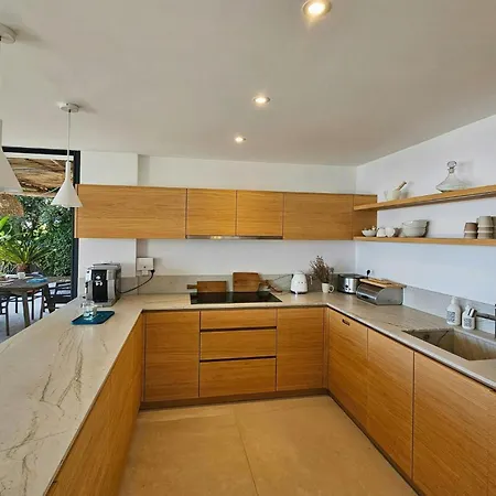 Vakantiehuis Contemporary With Sea View *