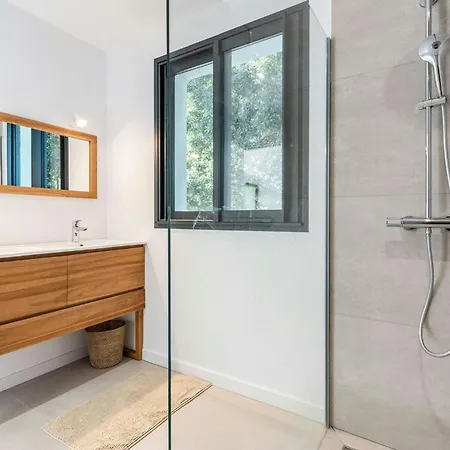 Vakantiehuis Contemporary With Sea View Carqueiranne